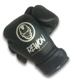 Schwarze Kinder-Boxhandschuhe von Rewon mit stoßdämpfendem PU-Schaum, ideal für Boxen und Fitness-Training.